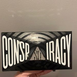 Jeffree Star Conspiracy Eyeshadow Palette - Black & White Design